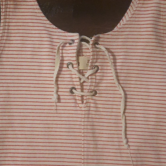 Hollister tank - Picture 2 of 8